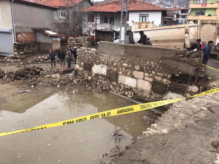 Eşme Köyü’nde yapay gölet taştı