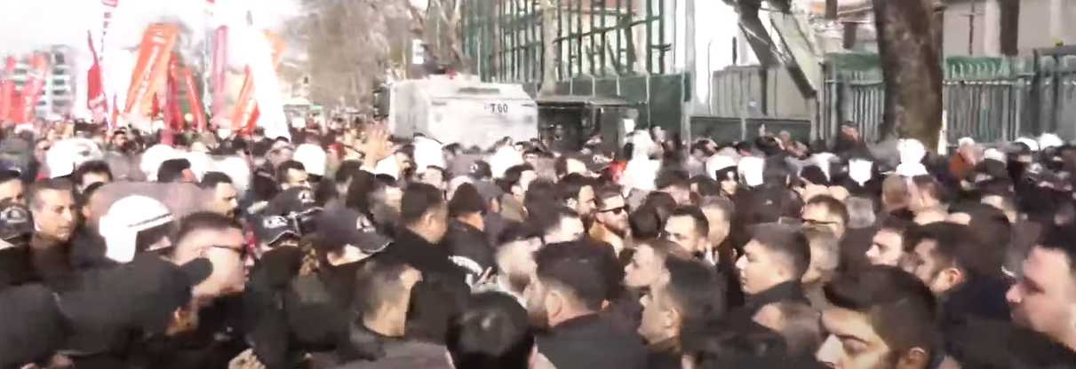 ADLİYE ÖNÜNDE ARBEDE