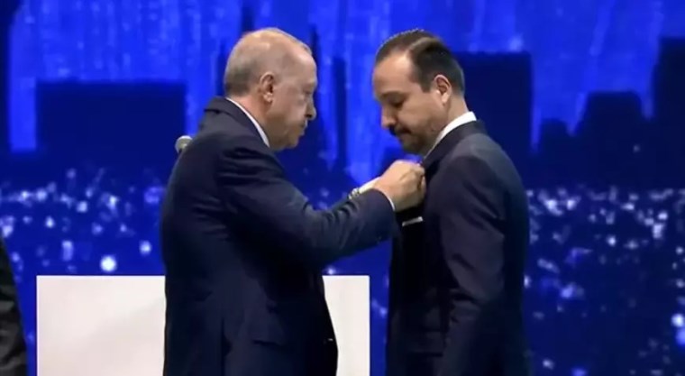 CUMHURBAŞKANI ROZETİNİ TAKTI