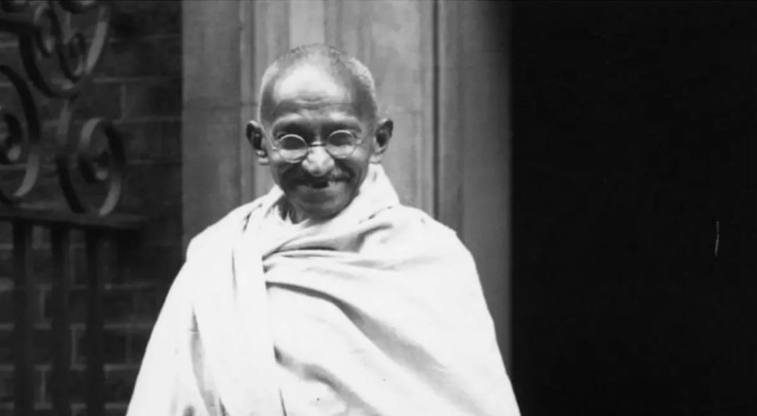 MAHATMA GHANDİ KİMDİR?