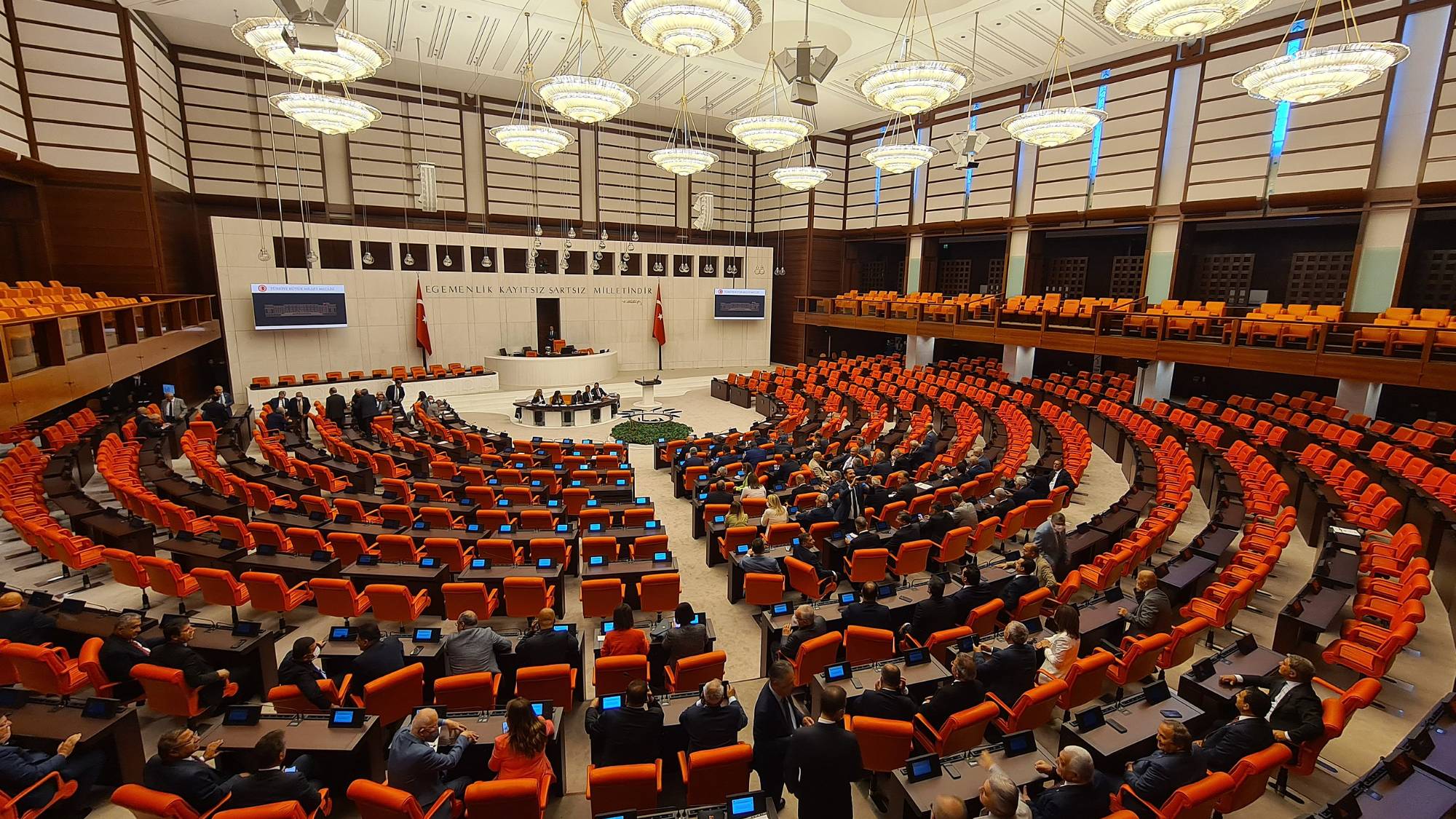 MECLİS'TE SANDALYE DAĞILIMI DEĞİŞTİ