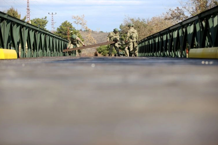 TÜRK ASKERLERİNDEN POLONYA'YA SEL YARDIMI