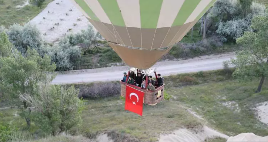 TÜRK BAYRAĞI GÖKLERDE