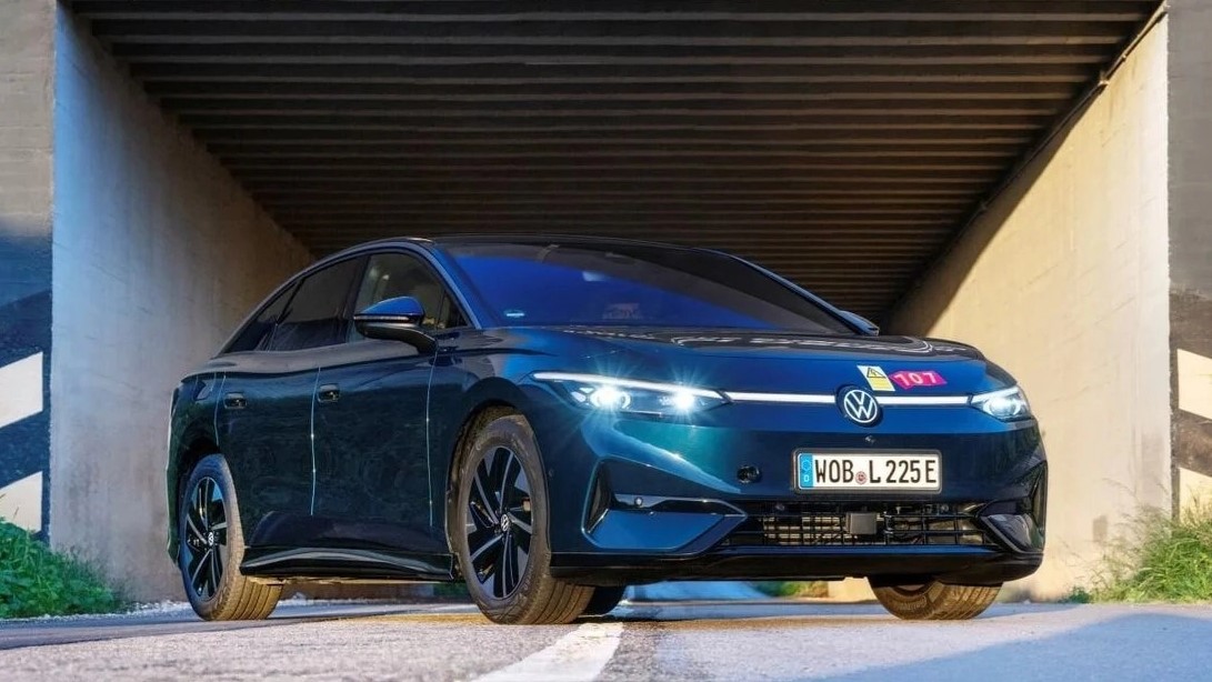 VOLKSWAGEN ID.7, TEK ŞARJLA 941 KM YOL KAT EDEREK MENZİL REKORU KIRDI