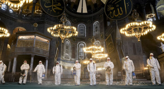 AYASOFYA’DA RAMAZAN TEMİZLİĞİ YAPILDI