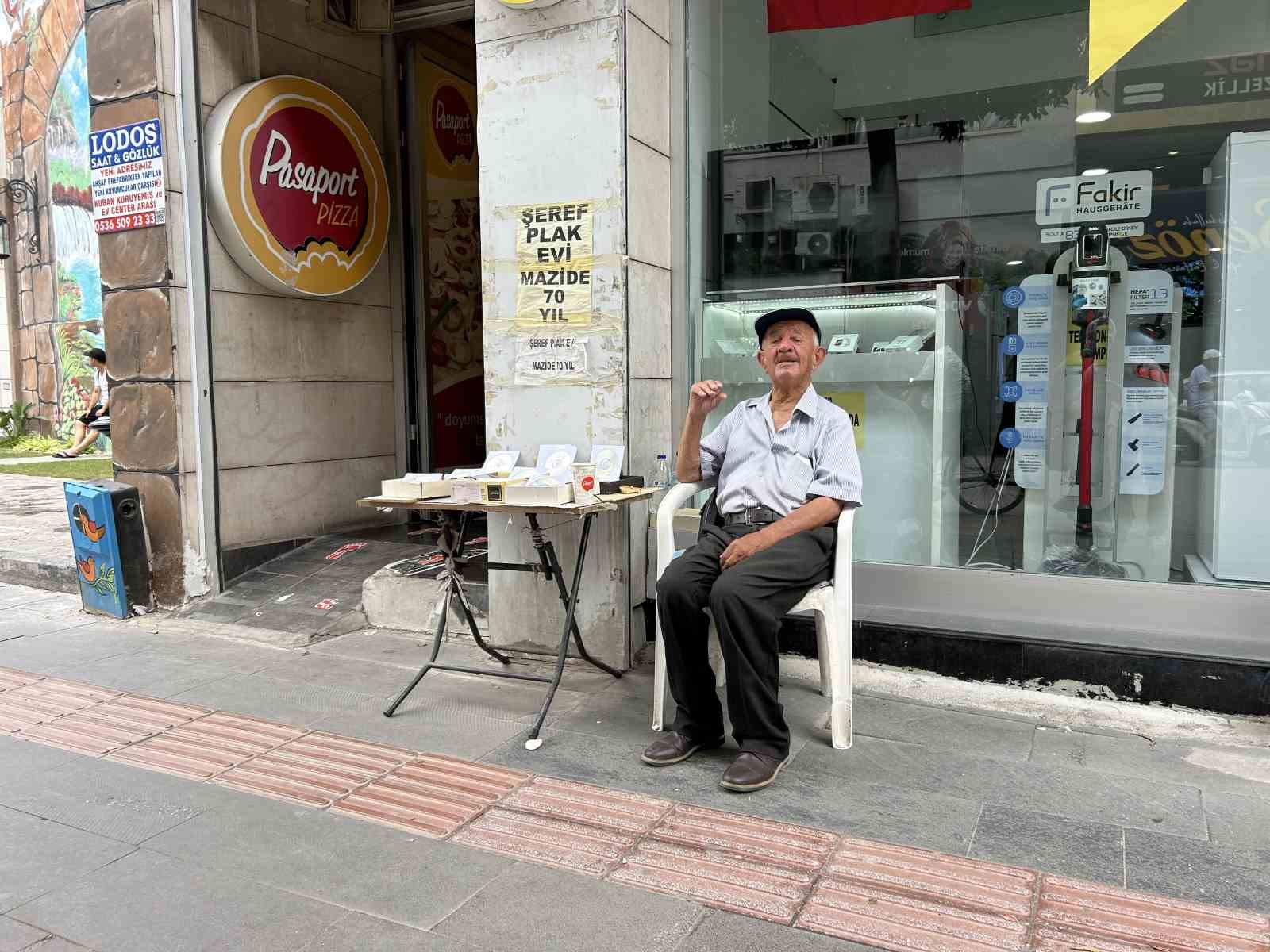 90 yaşındaki adam, 70 yıldır plak ve CD satarak mesai yapıyor