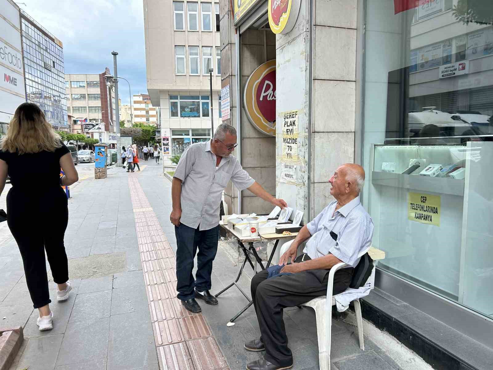 90 yaşındaki adam, 70 yıldır plak ve CD satarak mesai yapıyor