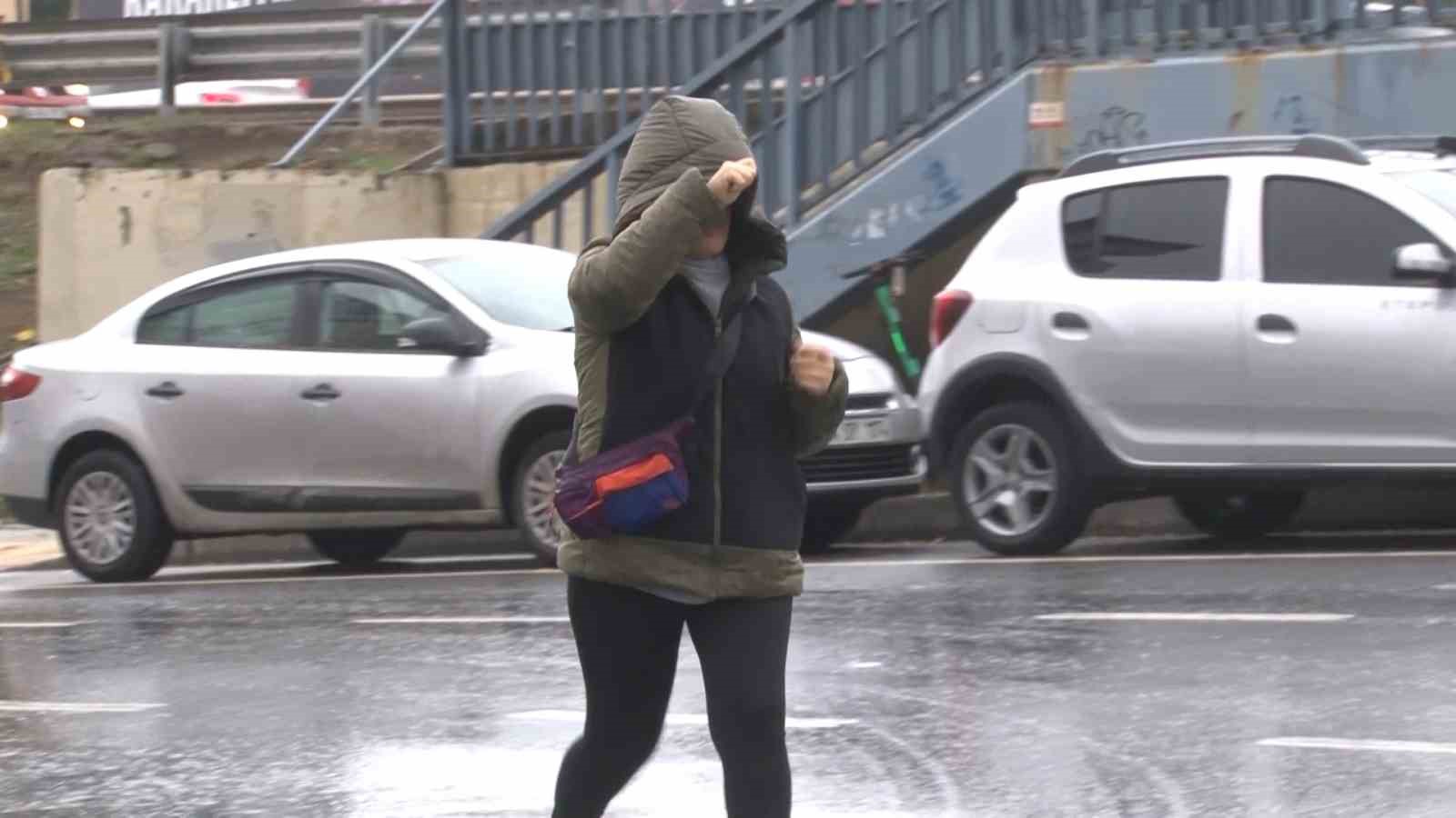 Anadolu yakasında yağmur ve lodos etkisini gösteriyor