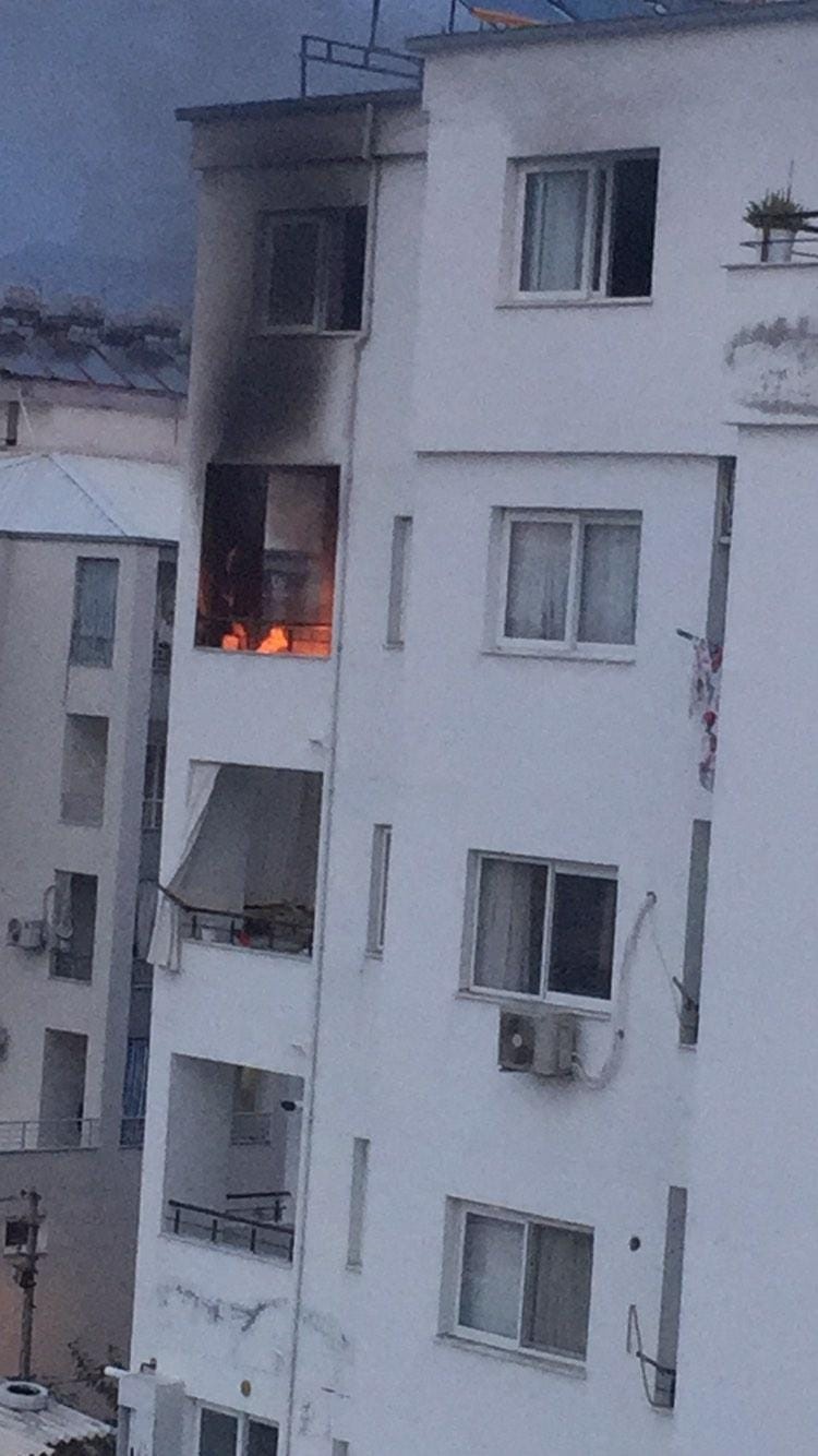 Apartman dairesinde yangın: 2 kişi dumandan etkilendi