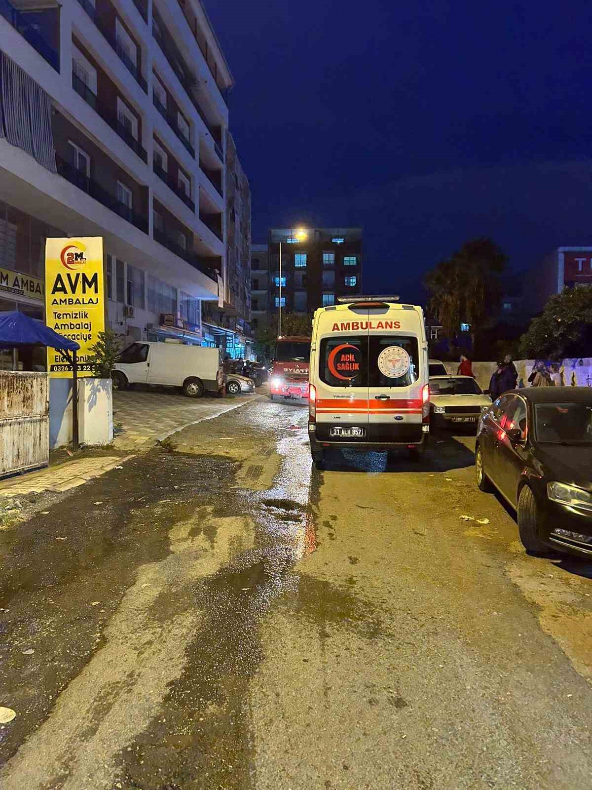 Apartman dairesinde yangın: 2 kişi dumandan etkilendi