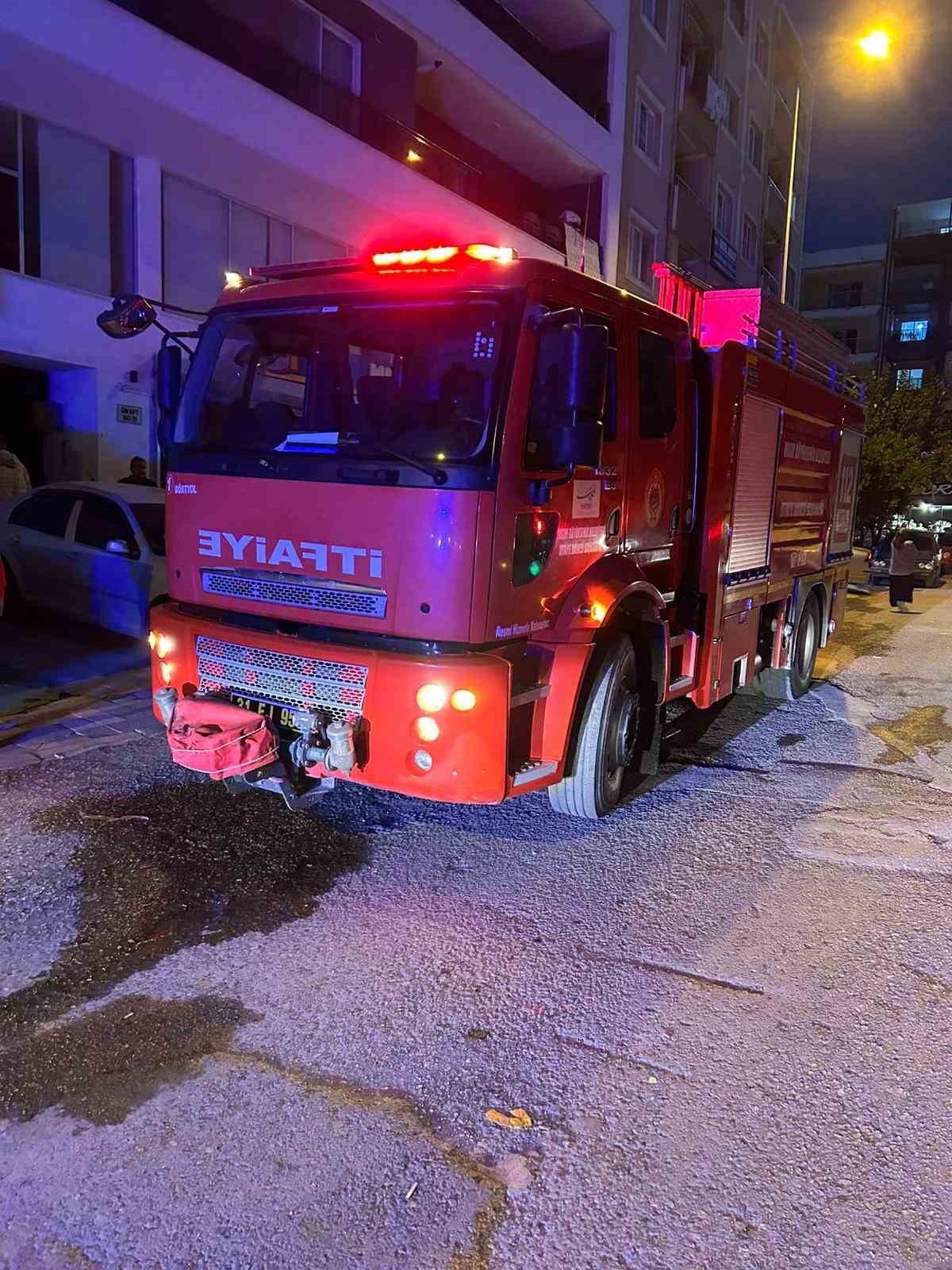 Apartman dairesinde yangın: 2 kişi dumandan etkilendi