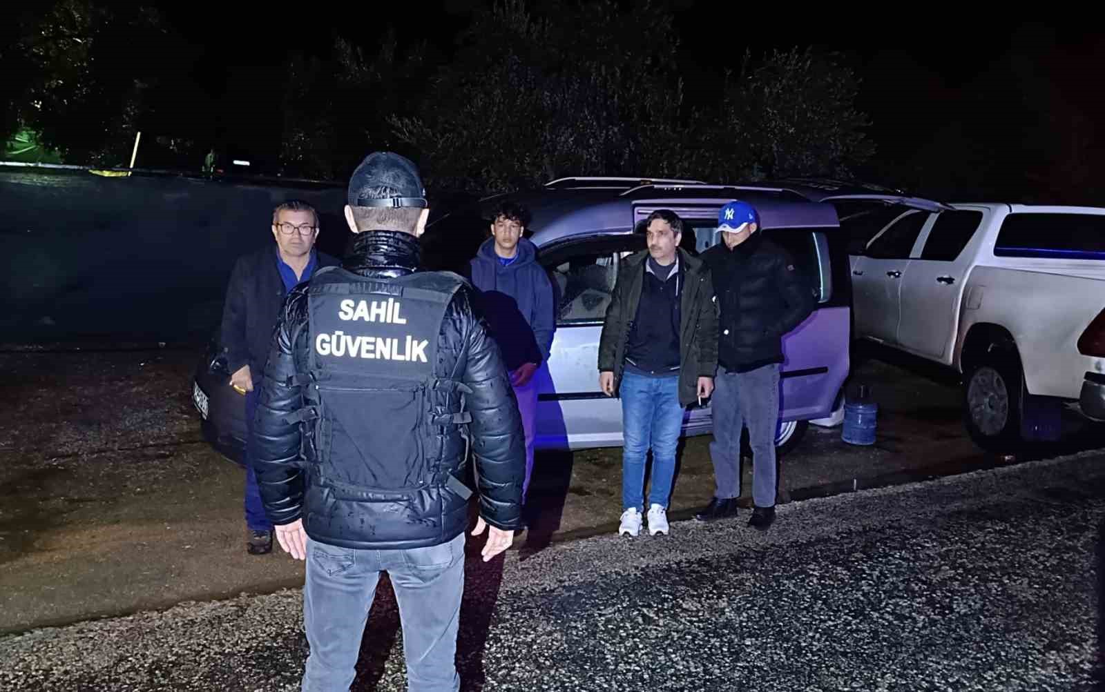 Ayvacık’ta 44 kaçak göçmen ile 1 göçmen kaçakçısı yakalandı