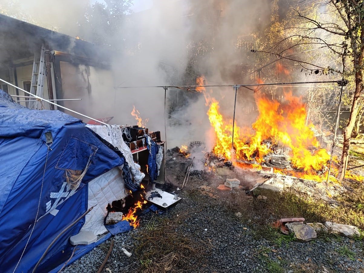 Defne’de depremzede ailenin yaşadığı konteyner yandı