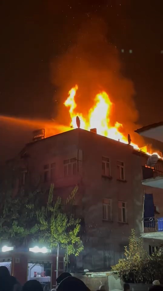 Elazığ’da çatı yangını