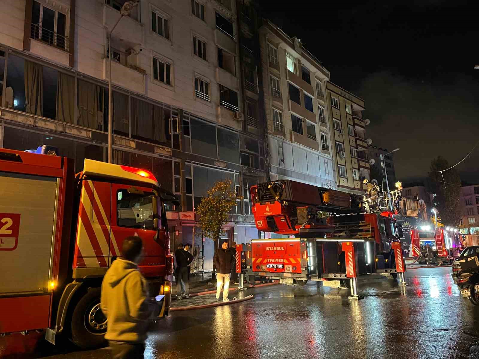 Esenyurt’ta tekstil atölyesinde yangın: Dumandan etkilenen şahsa dakikalarca kalp masajı yapıldı