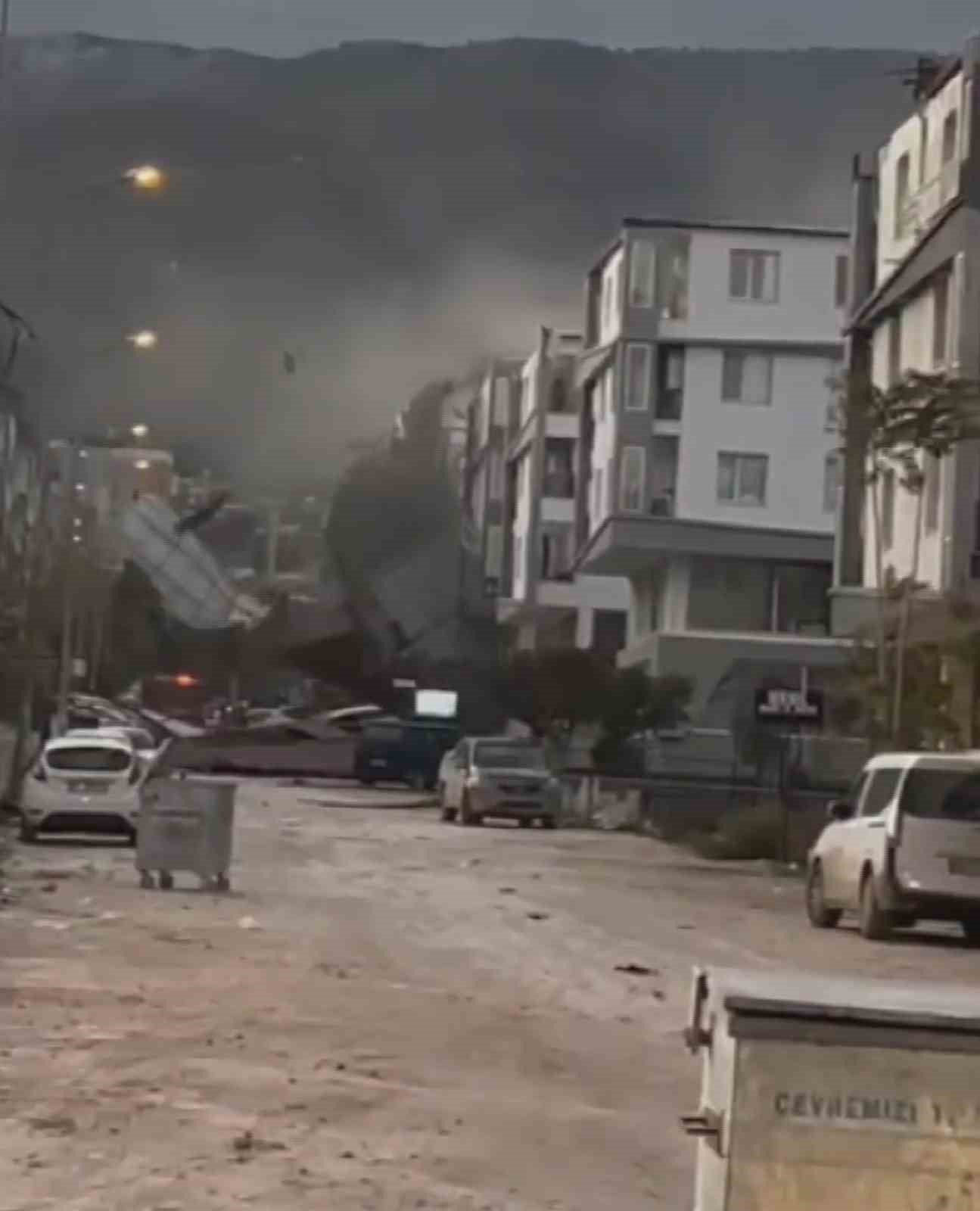 Fırtına binanın çatısını uçurdu, o anlar kamerada