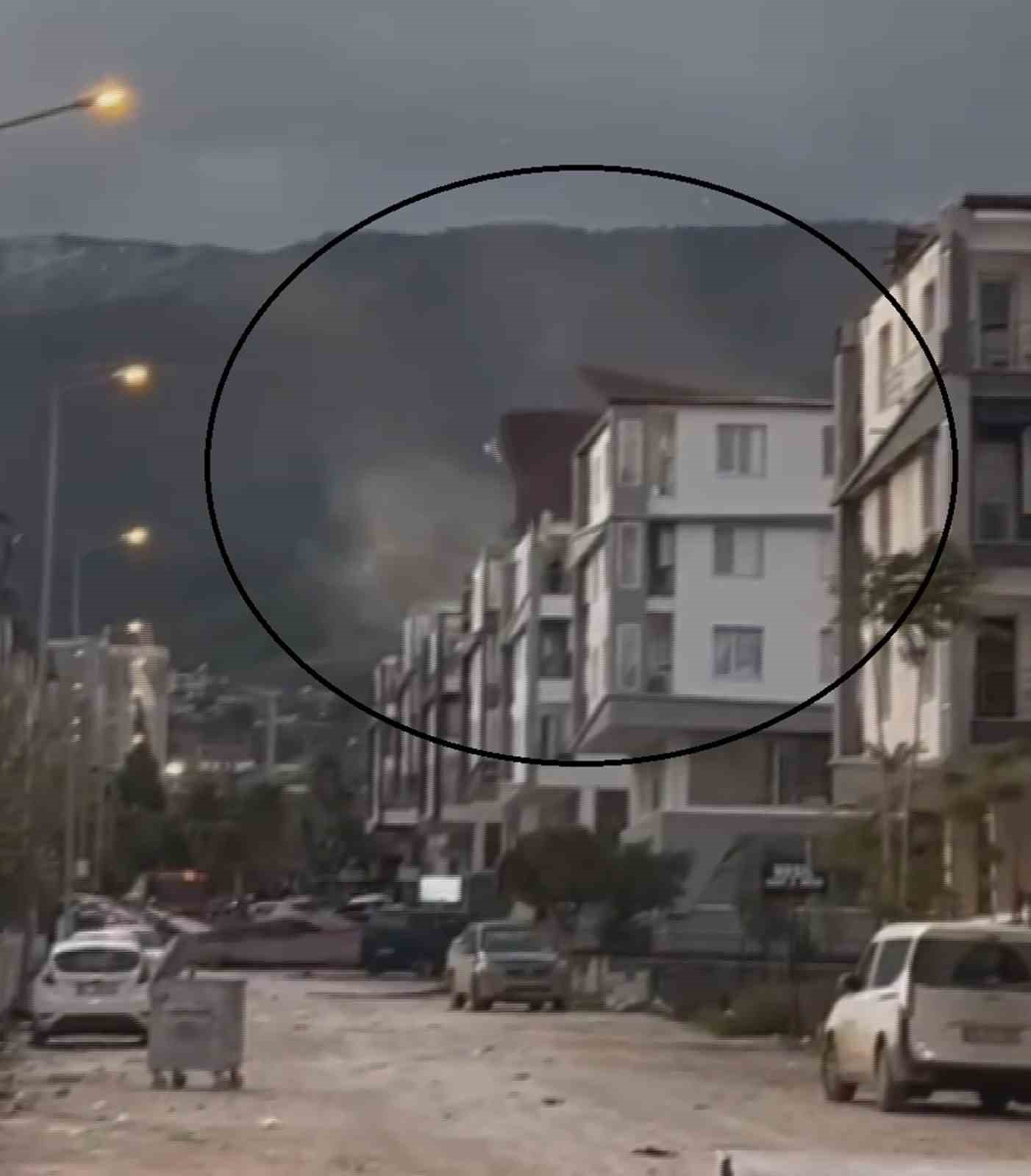 Fırtına binanın çatısını uçurdu, o anlar kamerada