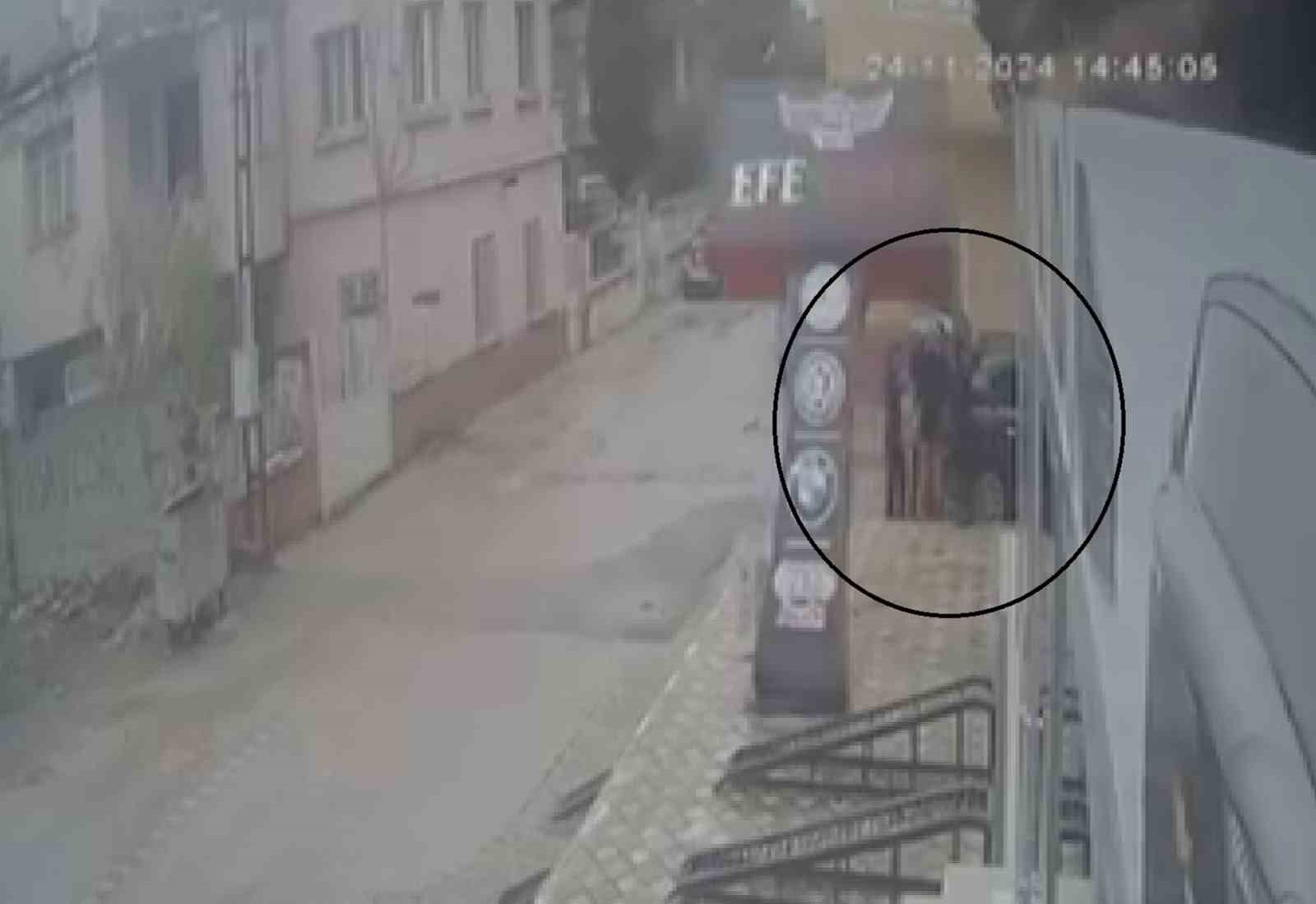 Fırtınanın devirdiği tabela çocuğu teğet geçti, o anlar kamerada