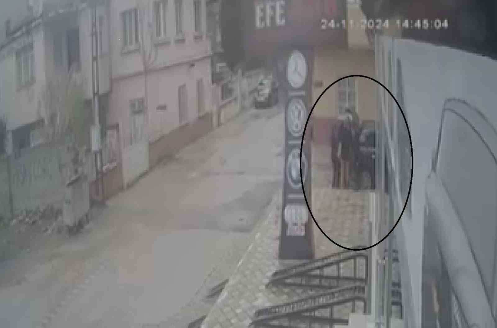 Fırtınanın devirdiği tabela çocuğu teğet geçti, o anlar kamerada