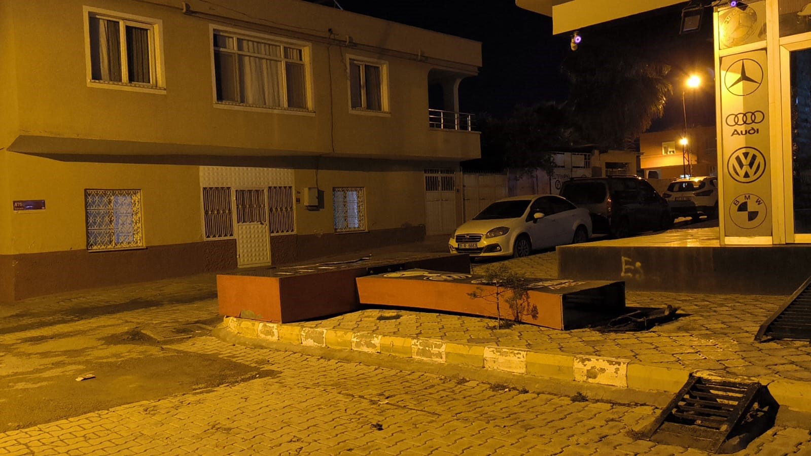 Fırtınanın devirdiği tabela çocuğu teğet geçti, o anlar kamerada