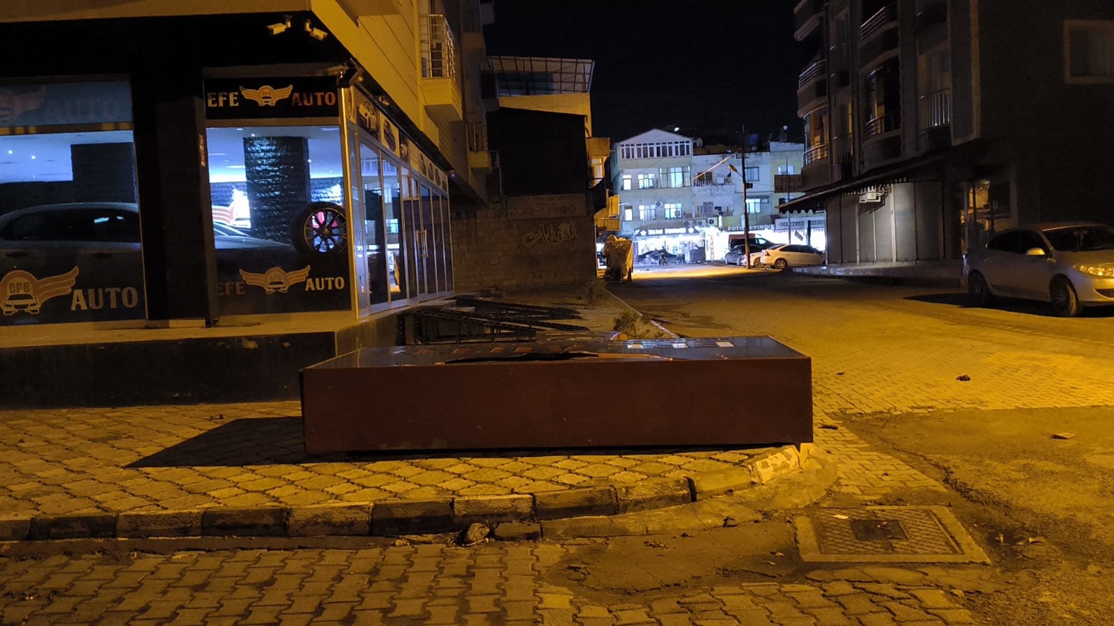 Fırtınanın devirdiği tabela çocuğu teğet geçti, o anlar kamerada