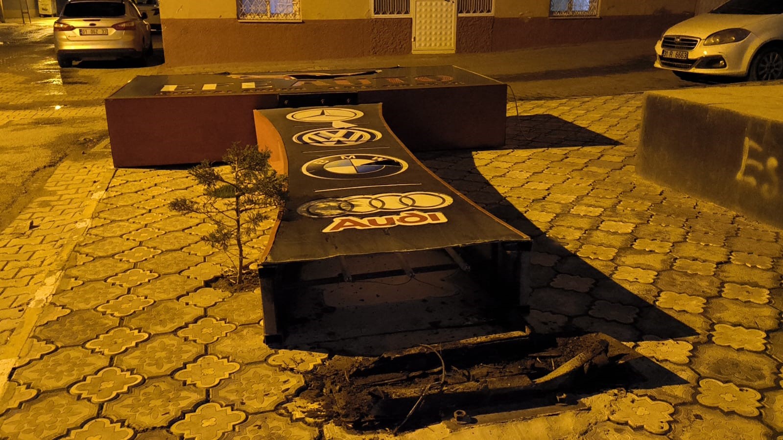 Fırtınanın devirdiği tabela çocuğu teğet geçti, o anlar kamerada