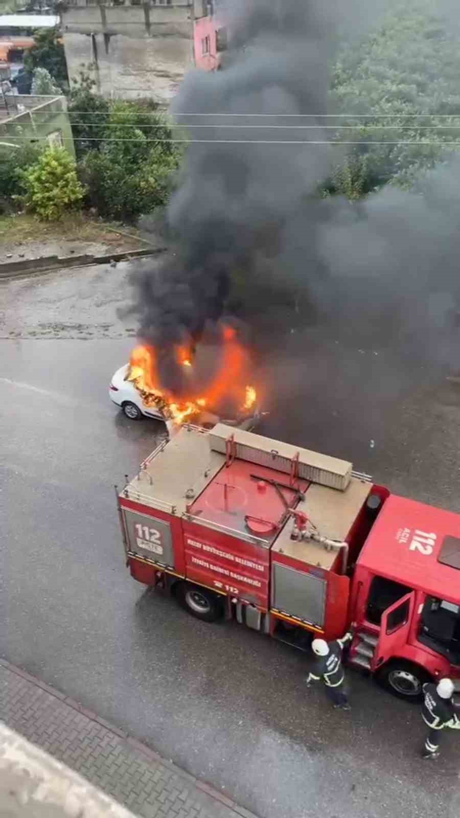 Hatay’da park halindeki otomobil alev alev yandı