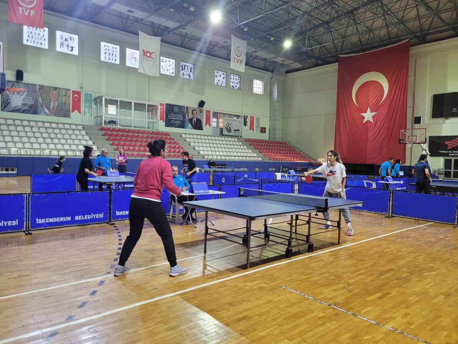 İskenderun’da öğretmenler masa tenisi turnuvasında hünerlerini sergilediler