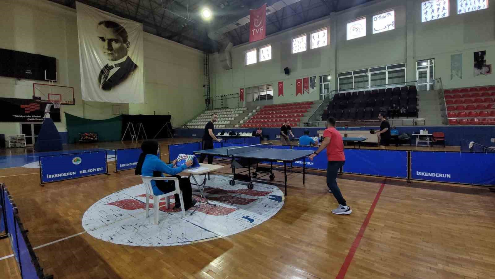 İskenderun’da öğretmenler masa tenisi turnuvasında hünerlerini sergilediler