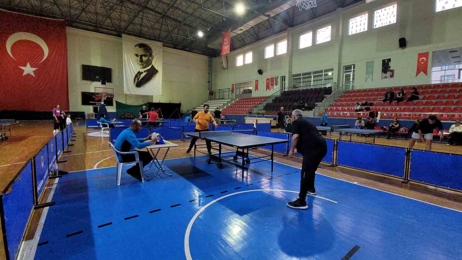 İskenderun’da öğretmenler masa tenisi turnuvasında hünerlerini sergilediler