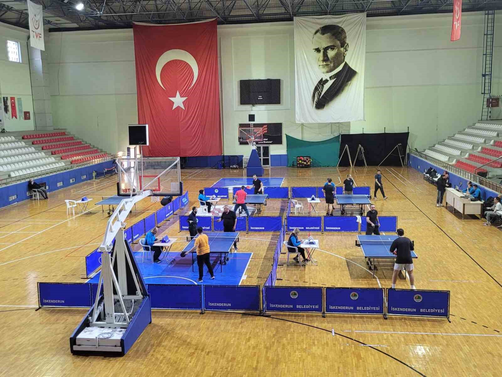 İskenderun’da öğretmenler masa tenisi turnuvasında hünerlerini sergilediler