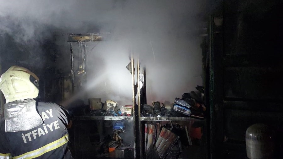 İskenderun’da yanan konteyner kullanılmaz hale geldi