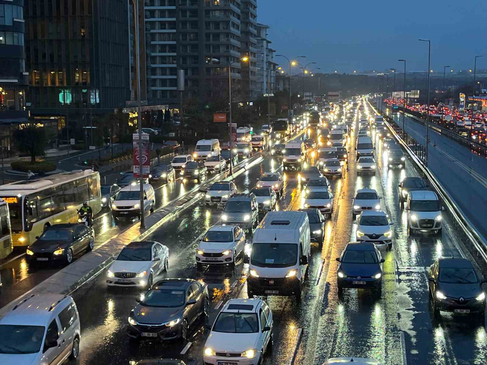 İstanbul’da trafik yoğunluğu yüzde 90’a ulaştı