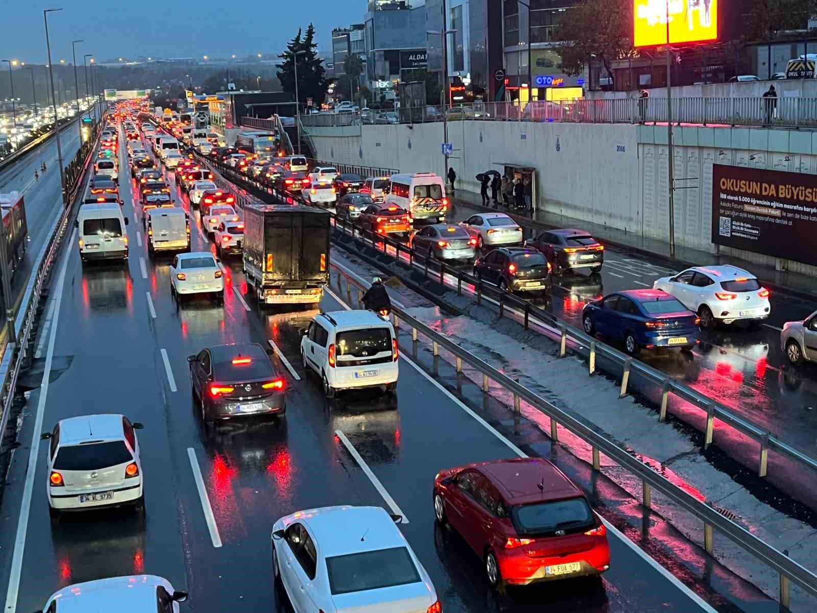 İstanbul’da trafik yoğunluğu yüzde 90’a ulaştı