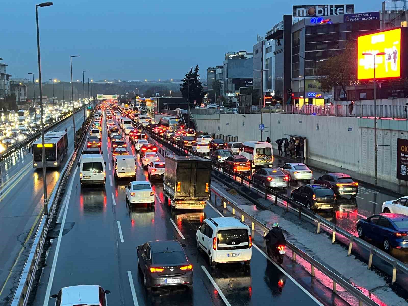İstanbul’da trafik yoğunluğu yüzde 90’a ulaştı