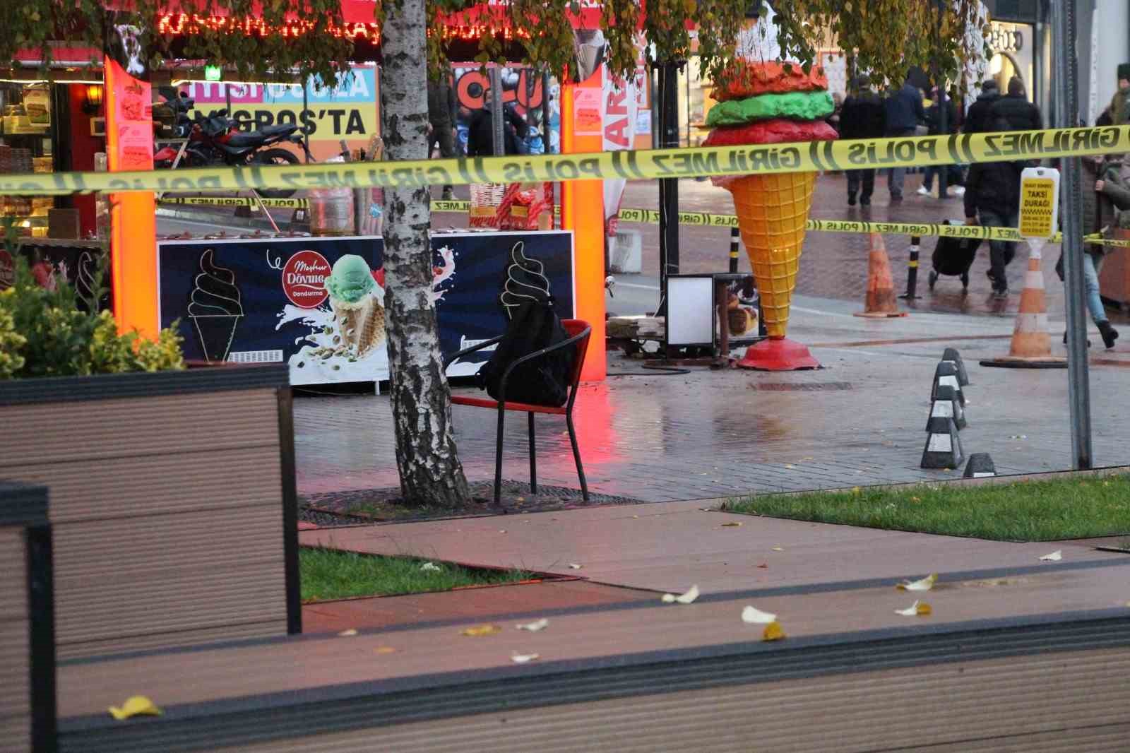 Kafede şüpheli çanta paniği