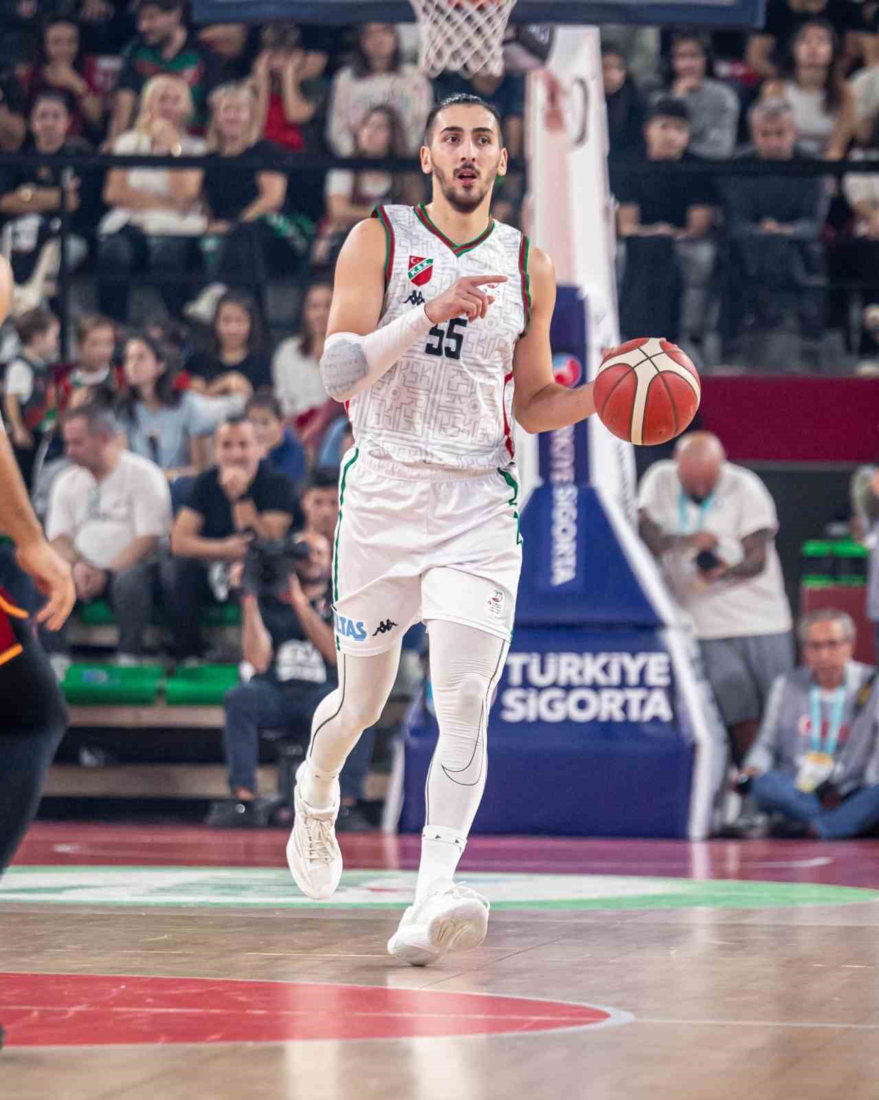 Karşıyakalı Kenan Sipahi, asistleriyle zirveye oynuyor