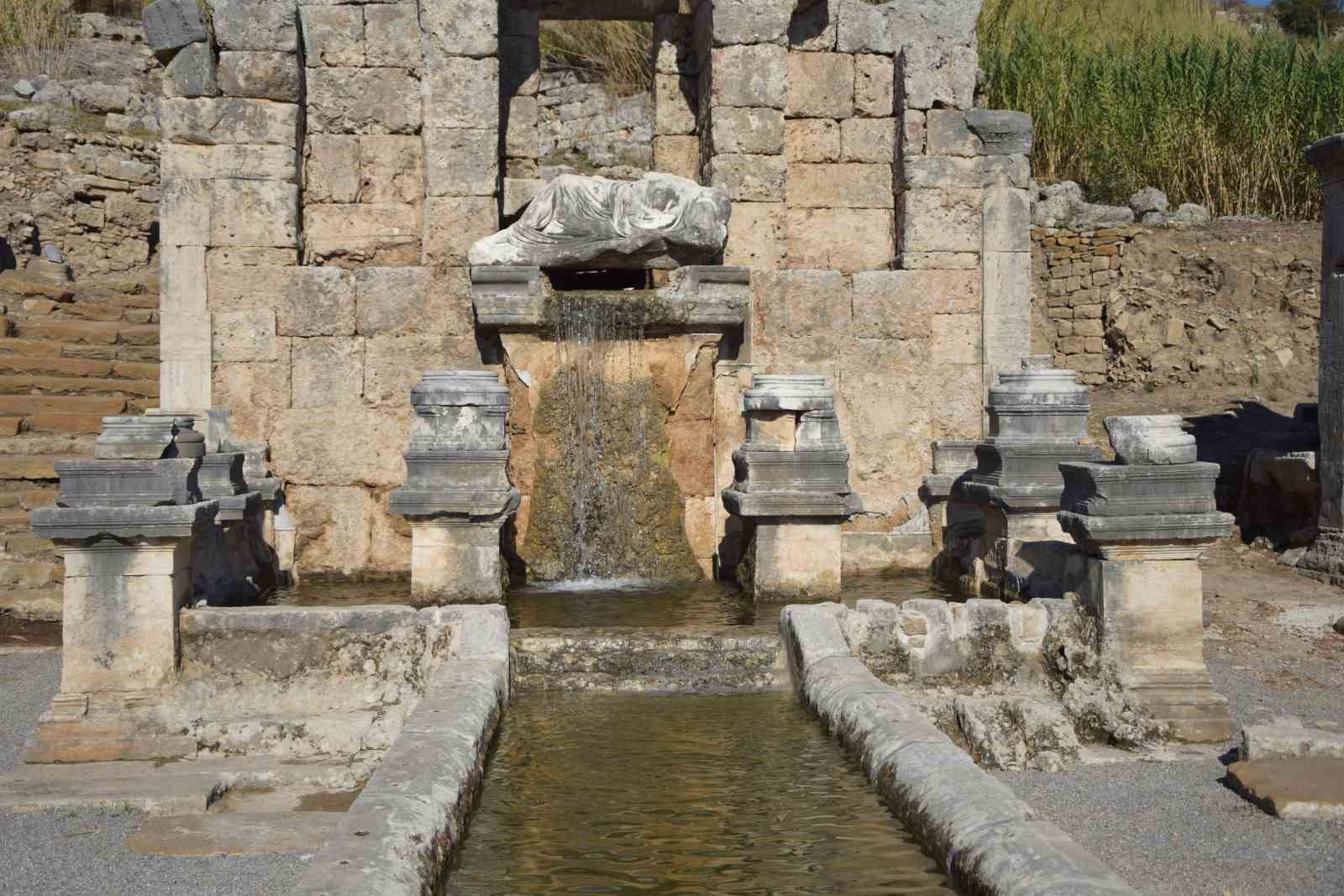 Perge Antik Kenti’ndeki çeşmeden 1800 yıl sonra su akmaya başladı