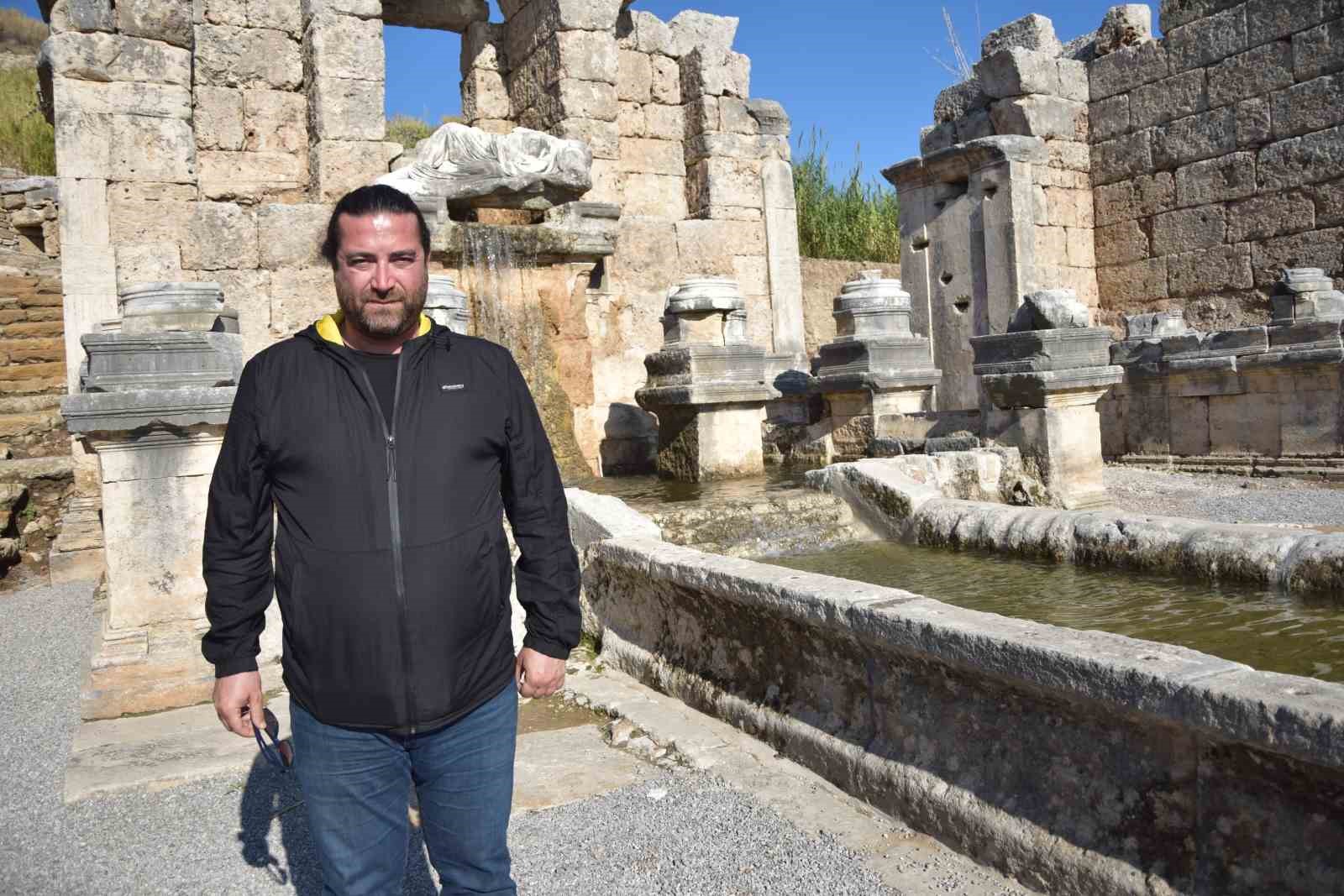 Perge Antik Kenti’ndeki çeşmeden 1800 yıl sonra su akmaya başladı