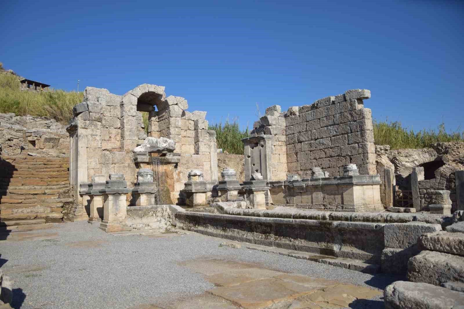 Perge Antik Kenti’ndeki çeşmeden 1800 yıl sonra su akmaya başladı