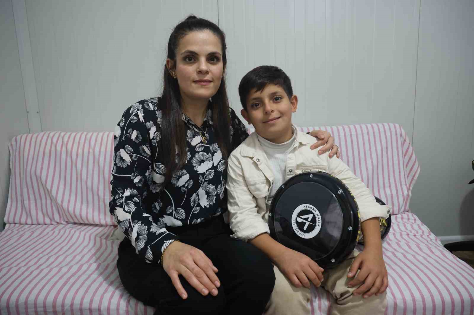 Şarkı söylerken kendinden geçen 9 yaşındaki Ahmet, söylediği şarkıyı adeta yaşıyor