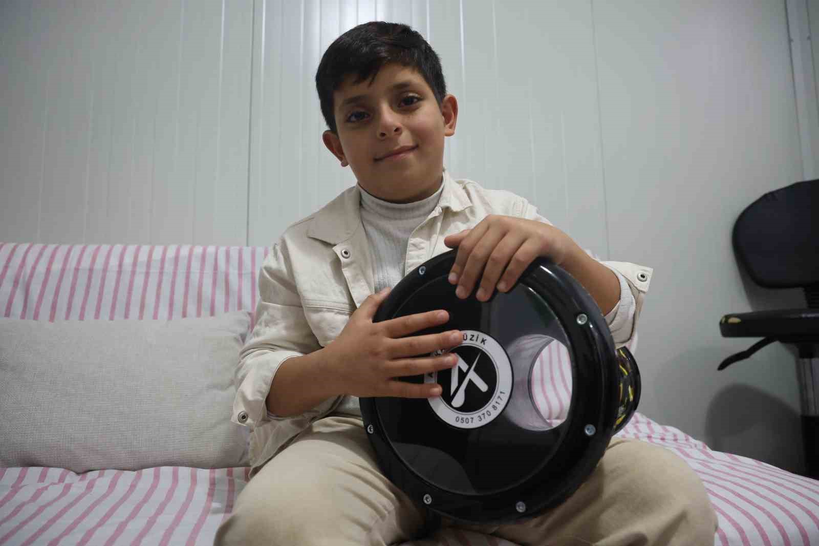 Şarkı söylerken kendinden geçen 9 yaşındaki Ahmet, söylediği şarkıyı adeta yaşıyor