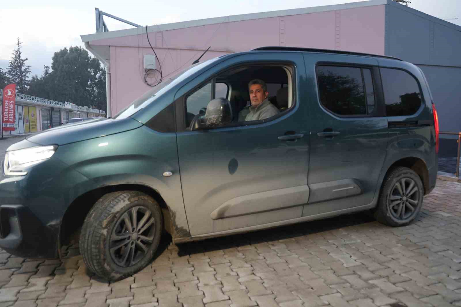 Sıfır olarak satın aldığı sıfır aracındaki lastik oyununu lastiğin patlamasıyla fark etti