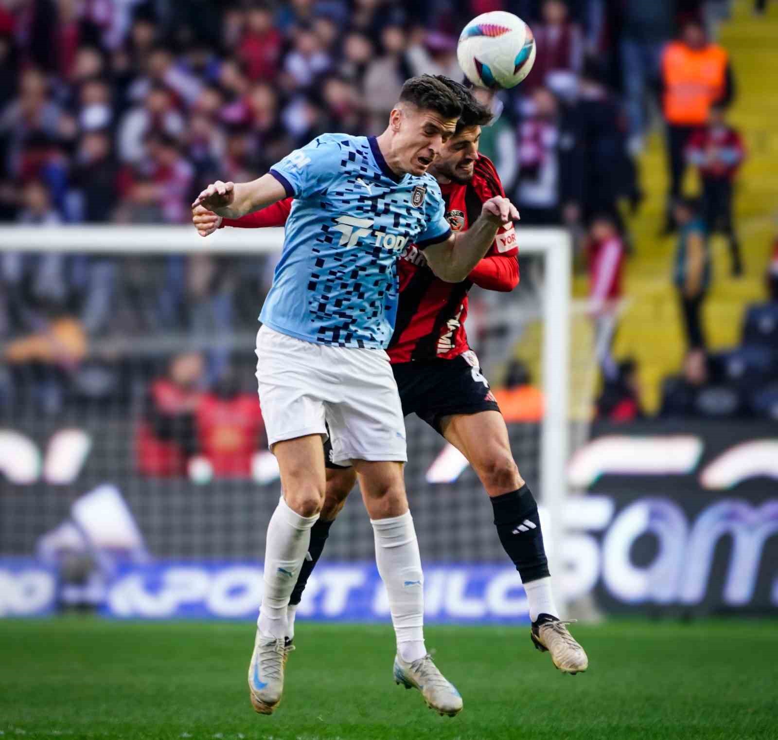 Trendyol Süper Lig: Gaziantep FK: 2 - Başakşehir: 0 (İlk yarı)