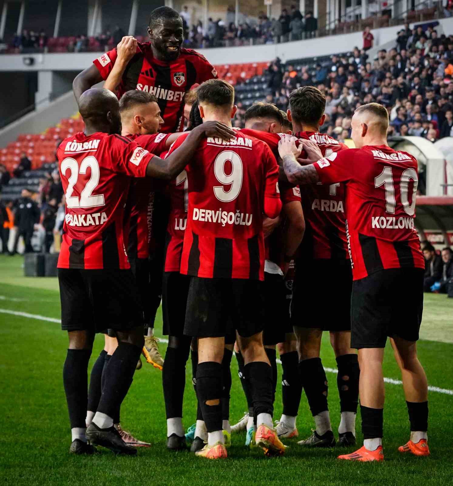 Trendyol Süper Lig: Gaziantep FK: 2 - Başakşehir: 0 (İlk yarı)