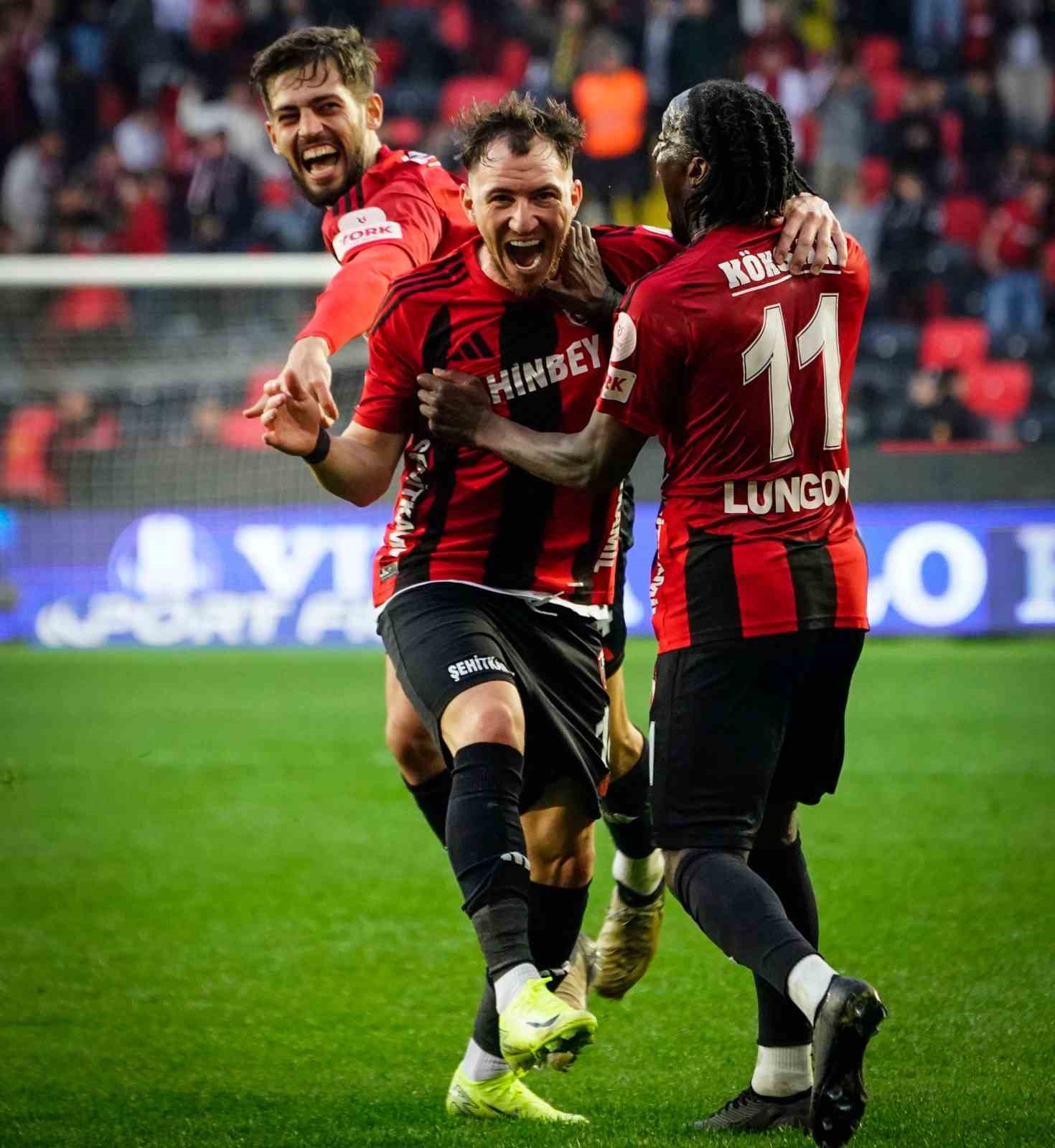 Trendyol Süper Lig: Gaziantep FK: 2 - Başakşehir: 0 (İlk yarı)