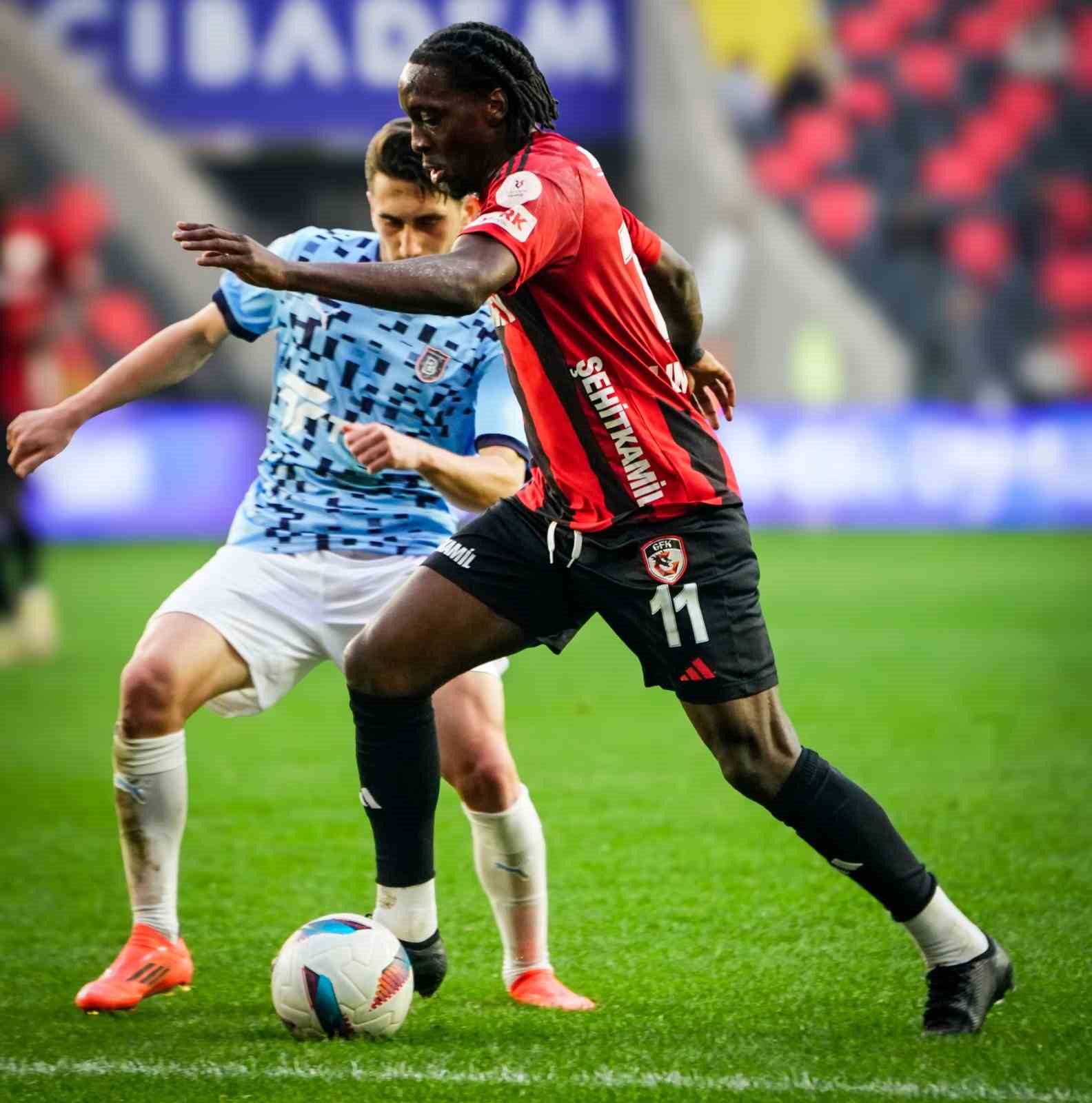 Trendyol Süper Lig: Gaziantep FK: 2 - Başakşehir: 0 (İlk yarı)
