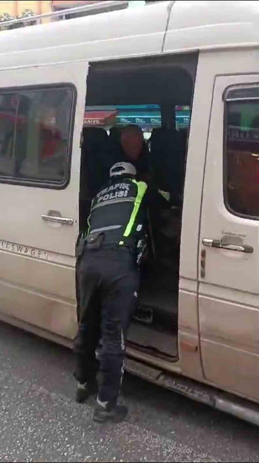 Yağmurda ıslanan görme engelli vatandaşı minibüse bindiren polis gönülleri fethetti